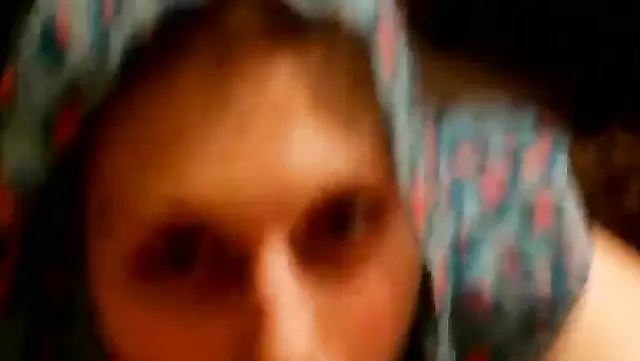 Азербайджанская девушка довольно сосет мужу
