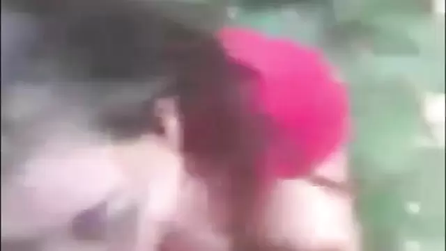 Азерка сосет другу на улице