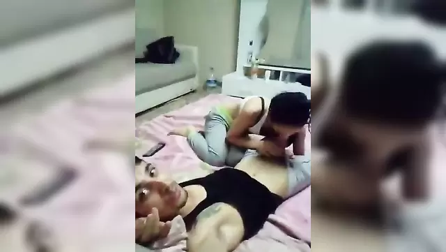 Друг уговорил азерку отсосать хер